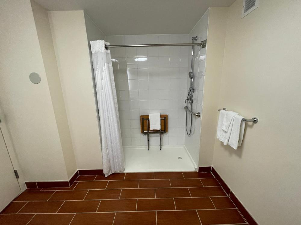 King Room - Mobility Access/Roll in Shower - Non-Smoking interior